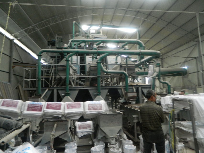 篩分機裝袋現(xiàn)場 篩分機裝袋現(xiàn)場